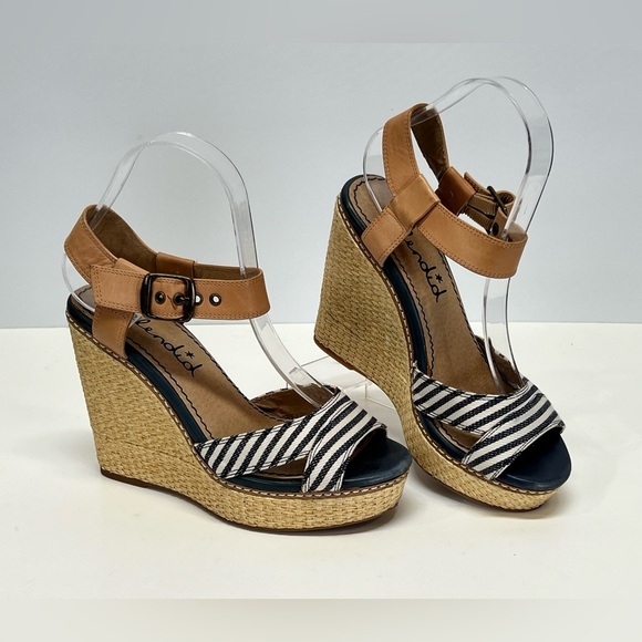 SPLENDID Tan with Blue and white stripe wedge sandals size 7. - Picture 2 of 8